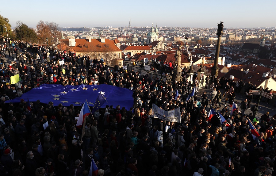 Τσεχία: Χιλιάδες διαδηλωτές ζήτησαν την παραίτηση του πρωθυπουργού