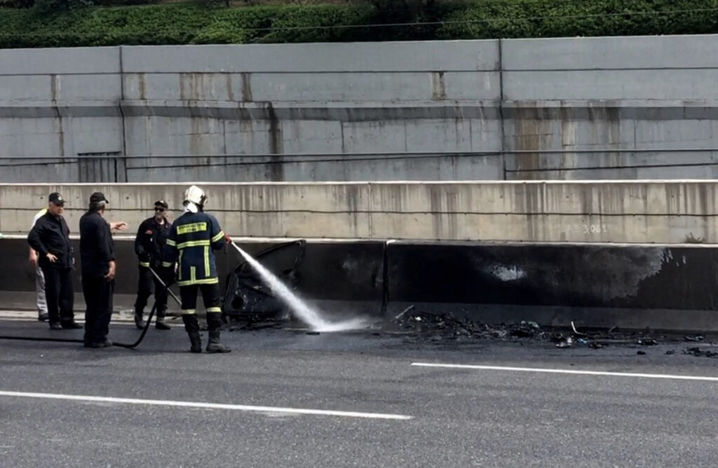 Ουρά 5 χιλιομέτρων στην Αττική Οδό λόγω πυρκαγιάς σε τουριστικό λεωφορείο