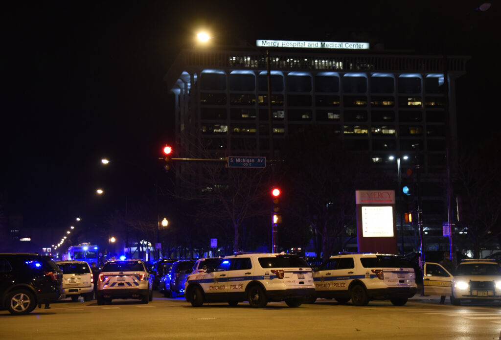 Τέσσερις νεκροί μετά από πυροβολισμούς σε νοσοκομείο στο Σικάγο – Ένας νεκρός και τέσσερις τραυματίες στο Ντένβερ (Photos)