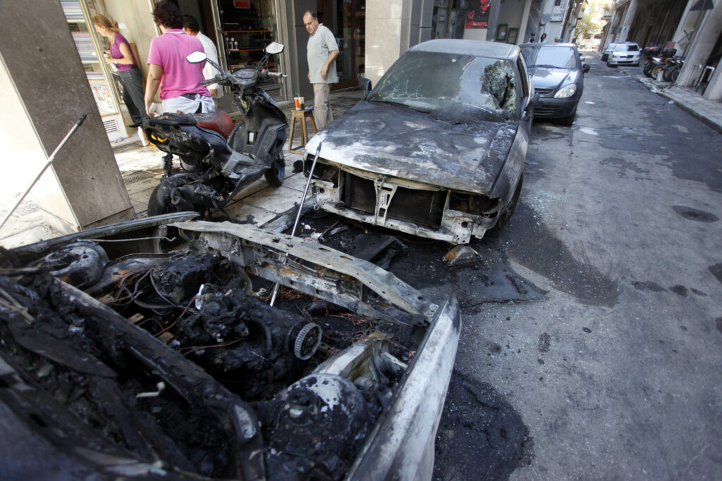 Πυρπόλησαν αυτοκίνητα και μηχανή στον Αγιο Δημήτριο