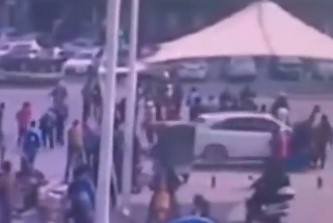 Κίνα: Αυτοκίνητο λιανίζει μαθητές που διασχίζουν το δρόμο – Πολύ σκληρό Video