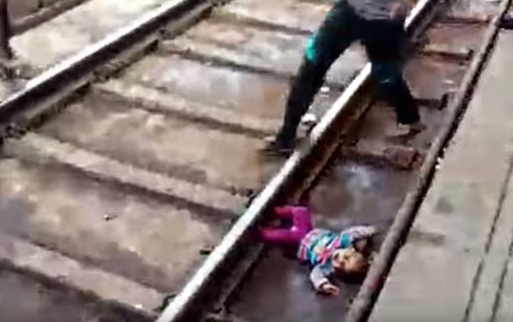 Σοκ στην Ινδία: Βρέφος έπεσε στις ράγες και πέρασε από πάνω του το τρένο (Video)