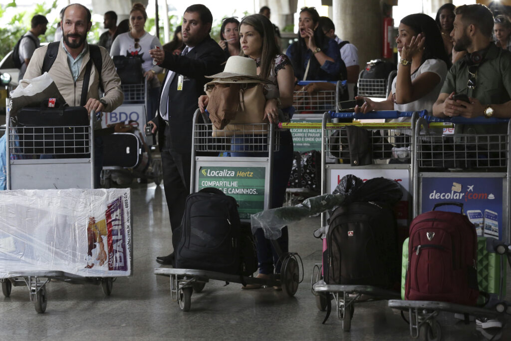 Kουβανοί γιατροί εγκαταλείπουν τη Βραζιλία γιατί δεν τους θέλει ο ακροδεξιός Μπολσονάρου (Photos)