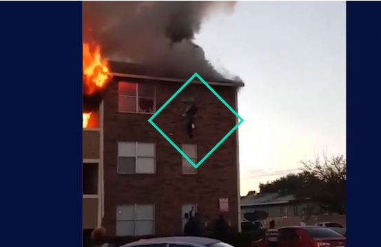 Σοκαριστικό βίντεο: Γυναίκα πετάει βρέφος από το παράθυρο φλεγόμενου κτιρίου (Video)