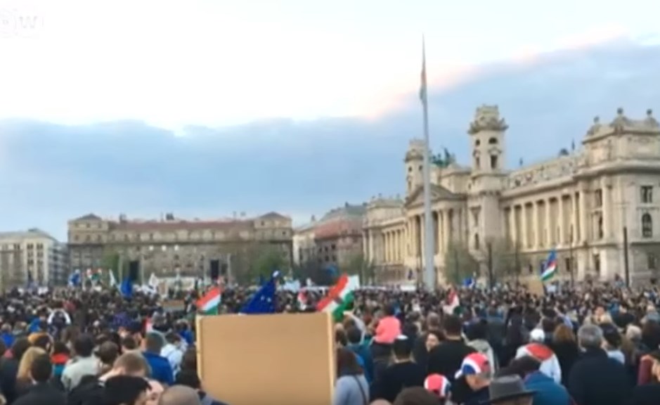 Ουγγαρία: Χιλιάδες φοιτητές στους δρόμους υπέρ του πανεπιστημίου του Τζορτζ Σόρος