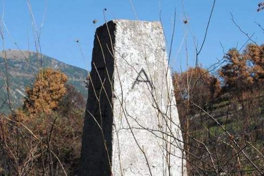 Άγνωστοι εκθεμελίωσαν και κατέστρεψαν 105 «πυραμίδες» οριογραμμής στα σύνορα Ελλάδας – ΠΓΔΜ