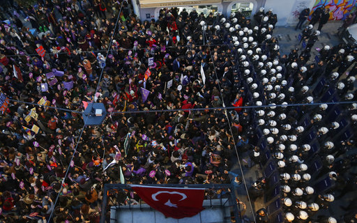 Τουρκία: Με δακρυγόνα και αστυνομική βία κατά της απαγορευμένης διαδήλωσης γυναικών (Photos+Video)