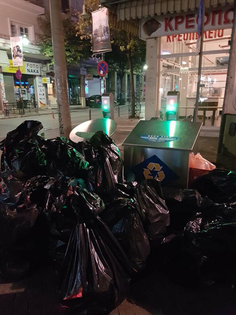 Λάρισα: Έβαλαν βυθιζόμενους κάδους αλλά προτιμούν να αφήνουν τα σκουπίδια στην… επιφάνεια (Photos)