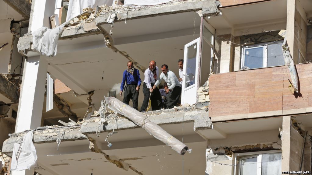 Ιράν: Πάνω από 400 τραυματίες από τον ισχυρό σεισμό των 6,4 Ρίχτερ