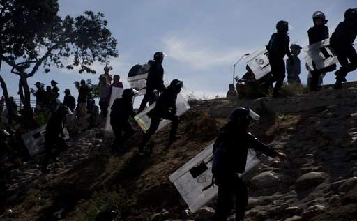 Εκατοντάδες μετανάστες επιχείρησαν να διασχίσουν τα αμερικανικά σύνορα στην Τιχουάνα