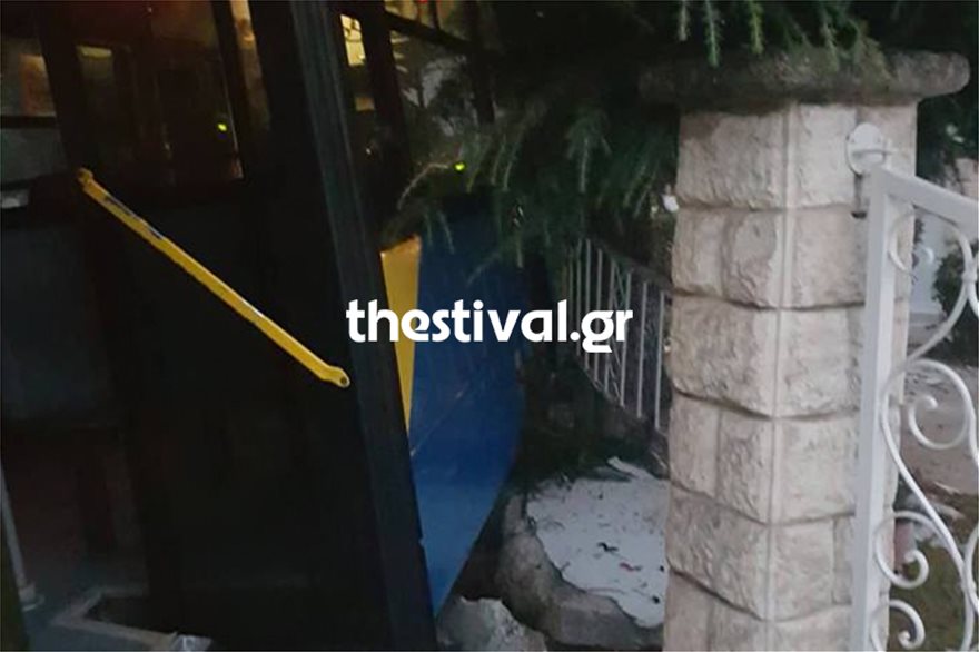 Λεωφορείο του ΟΑΣΘ έπεσε σε… περίφραξη σπιτιού – Στο νοσοκομείο ο οδηγός (Photos)