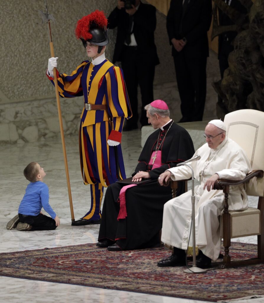 Βατικανό: Ένα «απείθαρχο» αγοράκι επισκίασε τον πάπα Φραγκίσκο (Photos + Video)