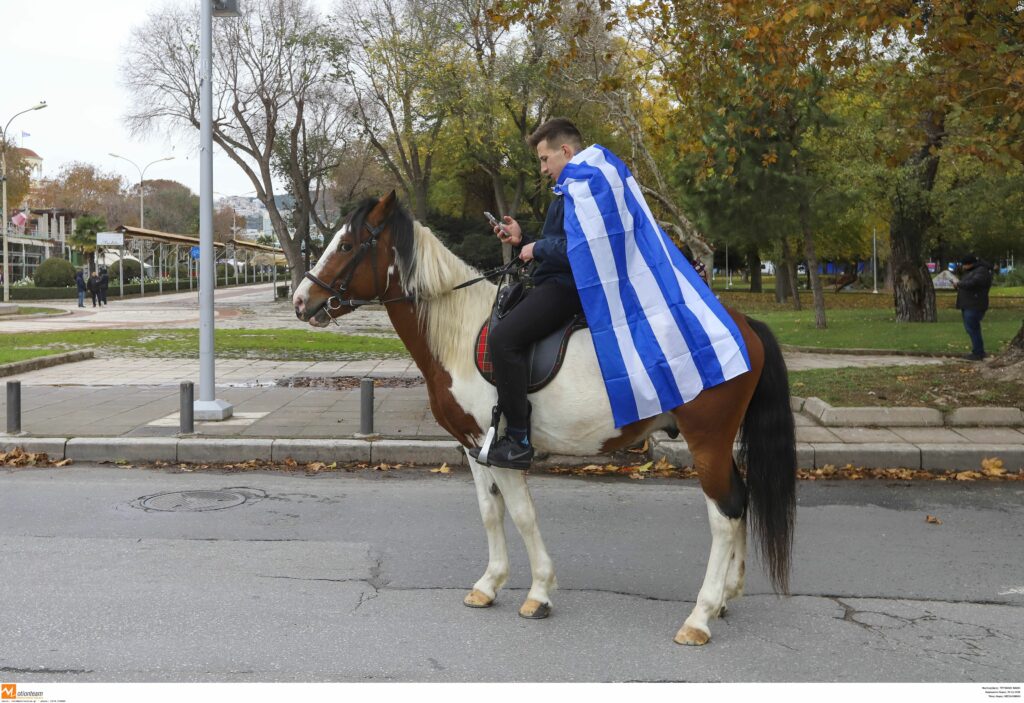 Θεσσαλονίκη: Μαθητής πήγε με… άλογο στη συγκέντρωση για να παραπέμψει στον Μέγα Αλέξανδρο… (Video+ Photos)
