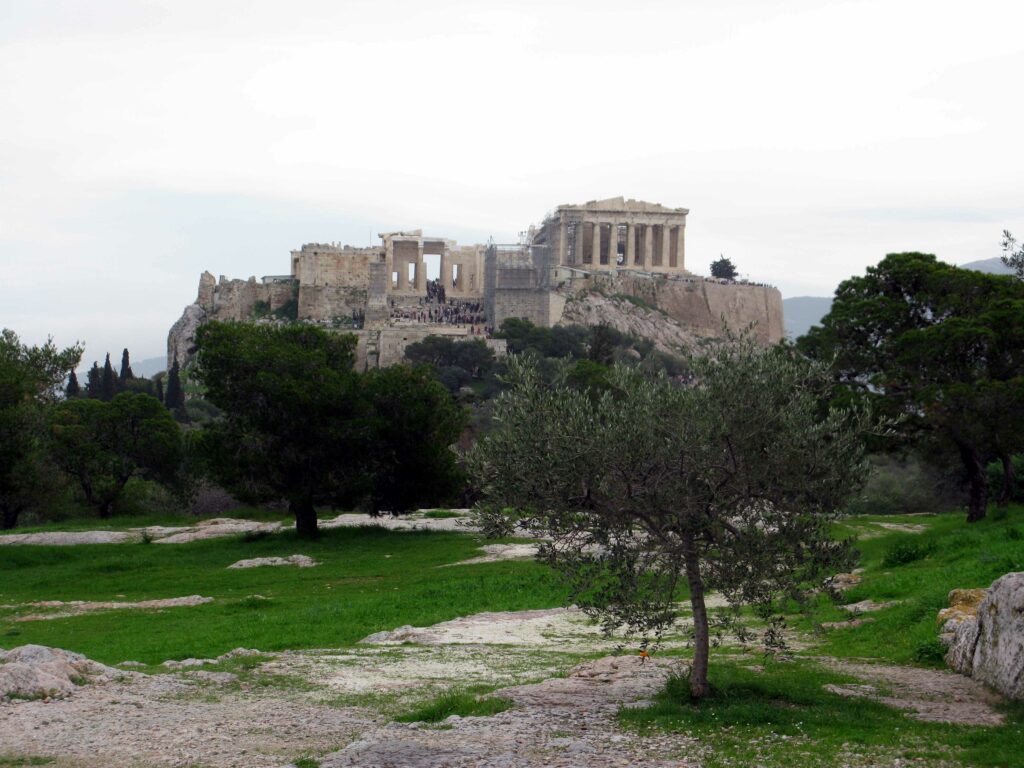 Απείλησαν τον αρχαιοφύλακα και έσπασαν τζάμια στην Πνύκα – Έρευνες της αστυνομίας