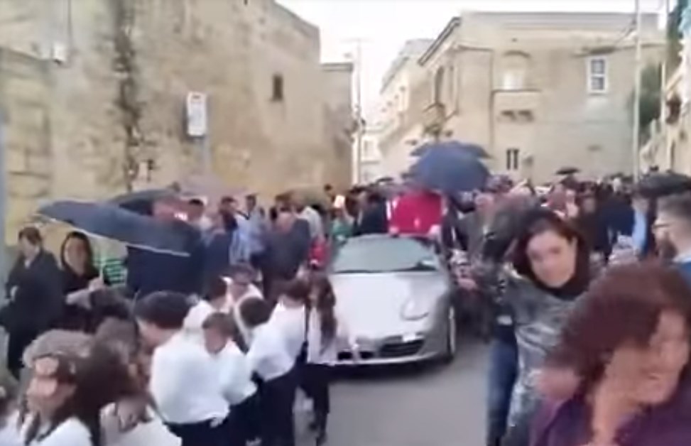 Απίστευτες σκηνές: Ιερέας έβαλε παιδιά να τραβάνε με σχοινιά την… Πόρσε του! (Video)