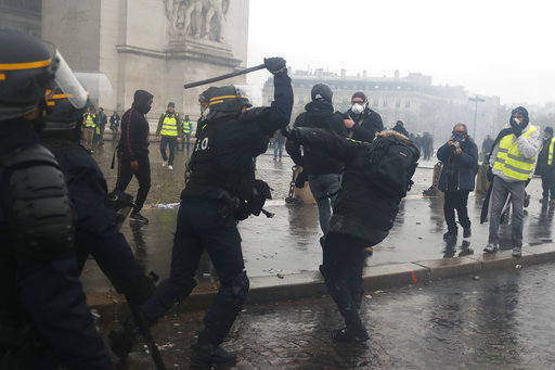 Πρωτοφανείς συγκρούσεις σώμα με σώμα στο Παρίσι: Αντλίες, δακρυγόνα, πέτρες και ξύλο (Photos+Videos)