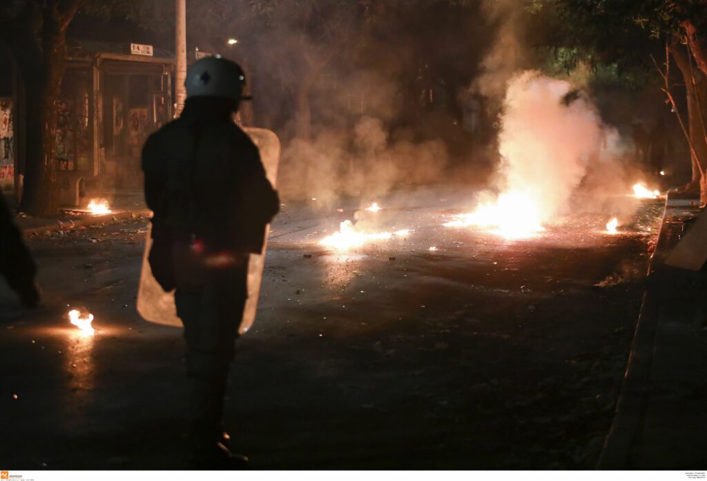 Επίθεση με μολότοφ στην έδρα των ΜΑΤ στην Καισαριανή