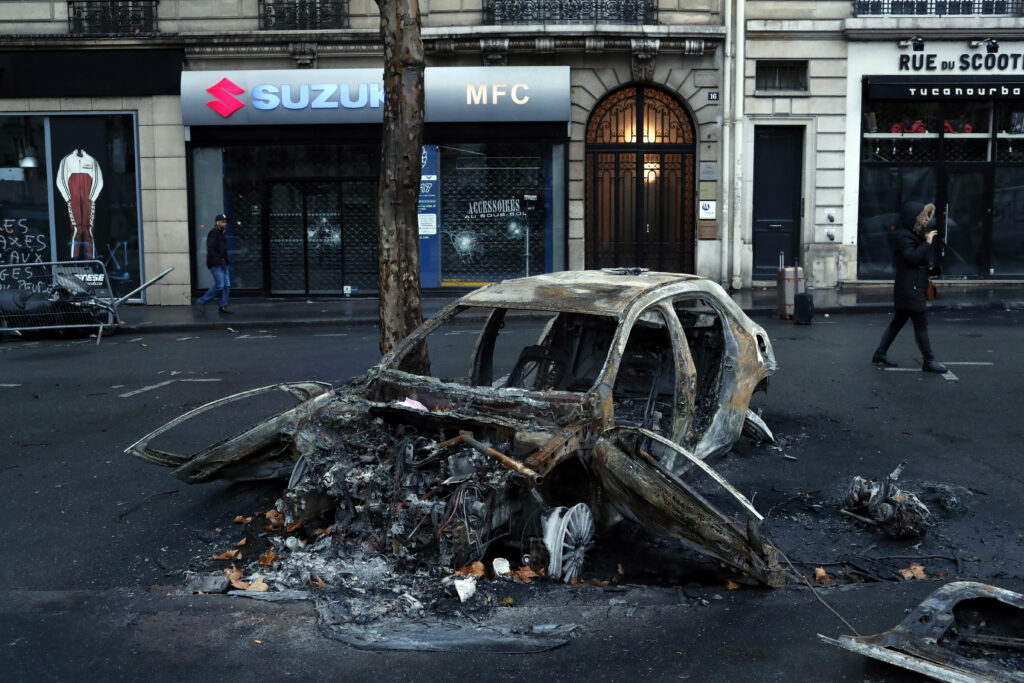 «Κίτρινα γιλέκα»: Συνεχίζονται οι συγκρούσεις – Αποχώρησε εσπευσμένα ο Λε Μερ από το Eurogroup (Photos + Video)