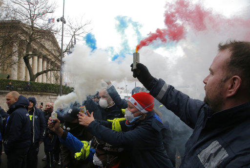 Γαλλία: Τα «κίτρινα γιλέκα» θαμπώνουν την εικόνα του Μακρόν – Τι δείχνει νέα δημοσκόπηση