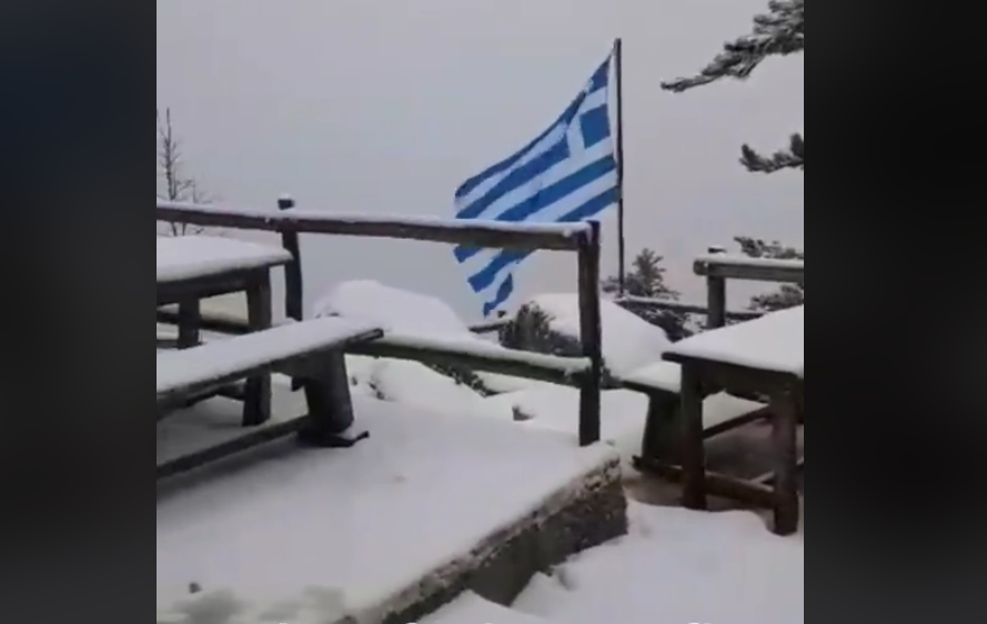 Χιονίζει από το πρωί στην Πάρνηθα (Video)