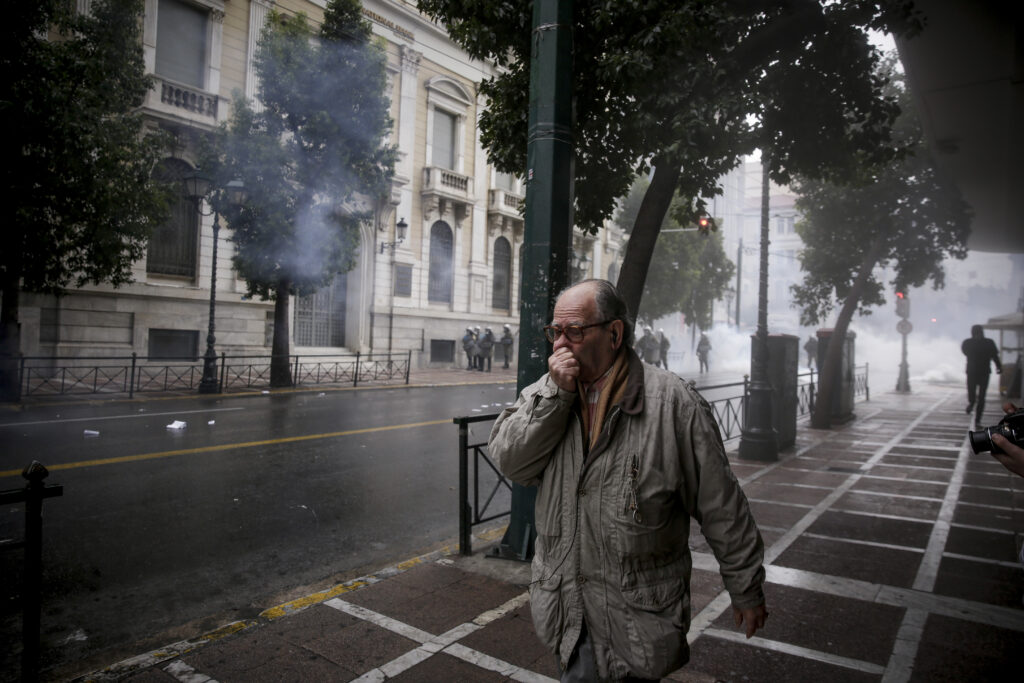 Δέκα χρόνια από τη δολοφονία του Αλέξανδρου Γρηγορόπουλου: Επεισόδια στο μαθητικό/φοιτητικό συλλαλητήριο (Photos)