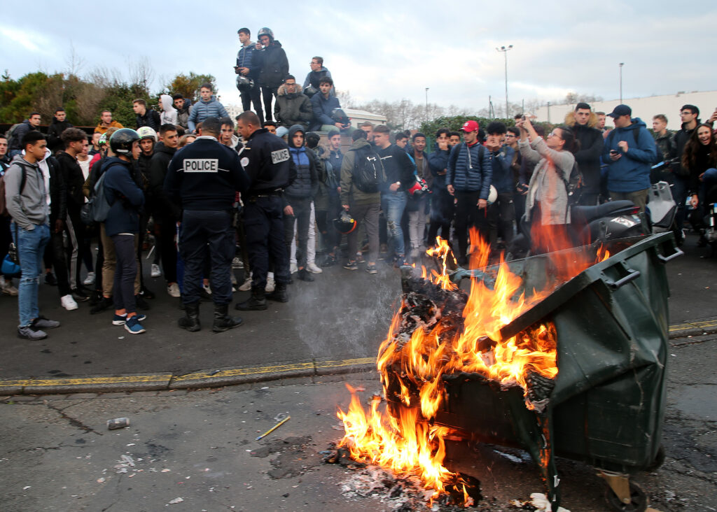 Γαλλία: Αναταραχές και καταλήψεις και στα σχολεία