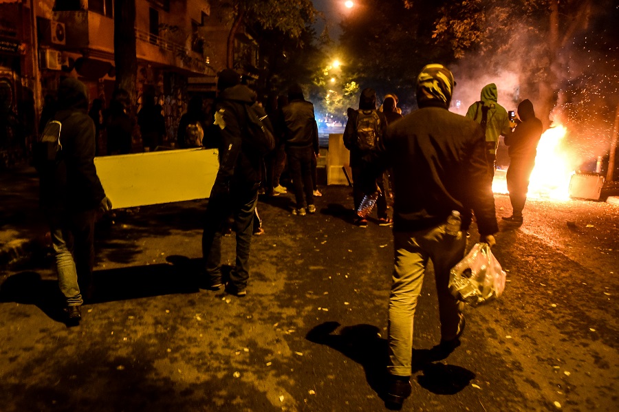 Επεισόδια στα Εξάρχεια μετά την πορεία για τον Γρηγορόπουλο – Τρεις τραυματίες (Photos + Video)