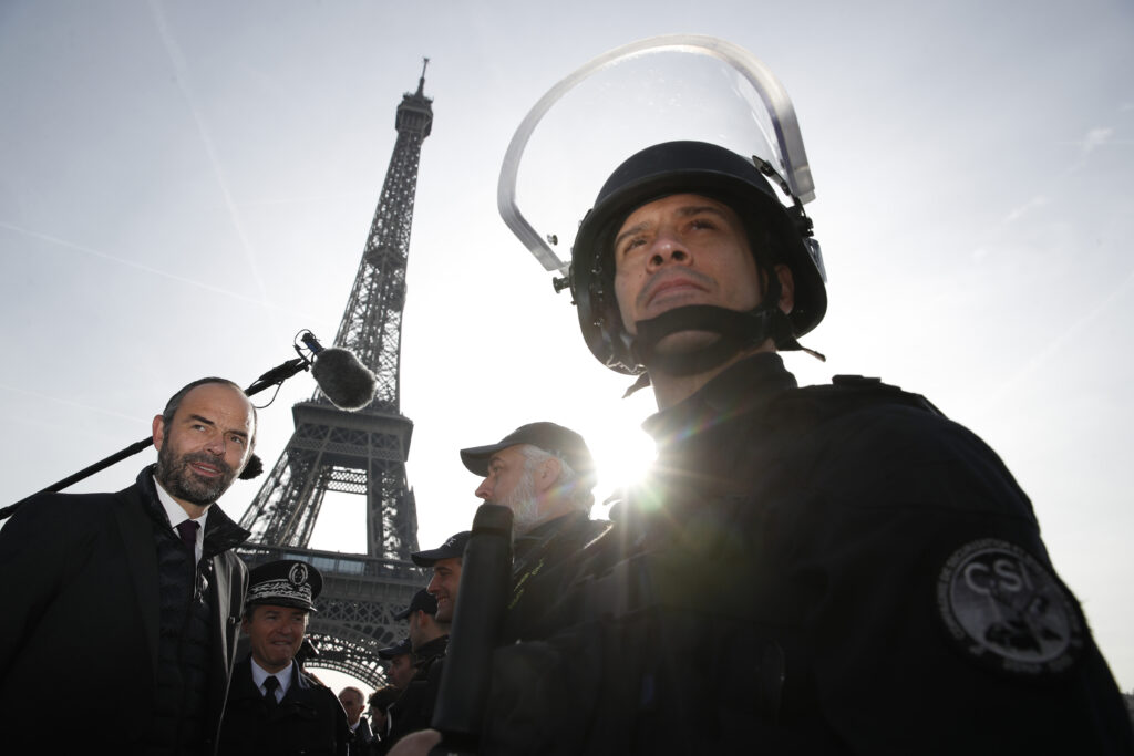 «Κατεβάζει ρολά» το Παρίσι με το φόβο των «κίτρινων γιλέκων» – Κλείνουν καταστήματα, μουσεία και ο πύργος του Άιφελ
