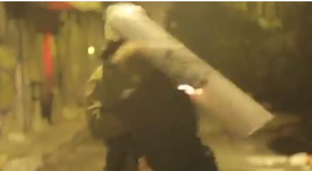 Ένα βίντεο – ντροπή: Άνδρας των ΜΑΤ χτυπά στο κεφάλι νεαρό με χειροπέδες (Video)