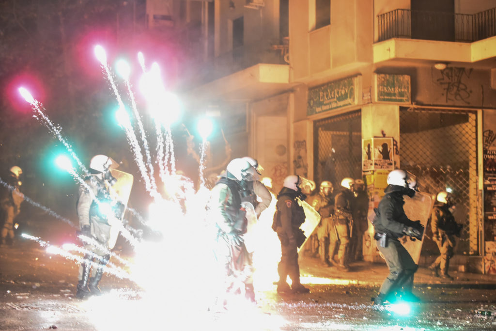 28 συλλήψεις για τα χθεσινά επεισόδια στην πορεία για τον Γρηγορόπουλο σε Αθήνα και Θεσσαλονίκη – Τραυματίες από τις ταραχές (Photos + Video)
