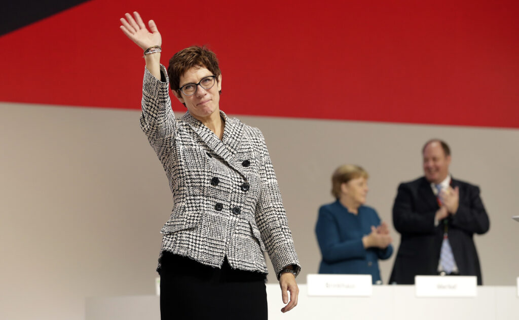 Άνεγκρετ Κραμπ-Καρενμπάουερ: Ποια είναι η «νέα Μέρκελ» στο CDU