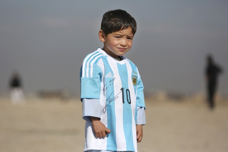 Αφγανιστάν: Το αγόρι με την πλαστική φανέλα του Μέσι κρύβεται από τους Ταλιμπάν