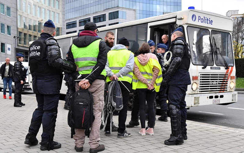 Συλλήψεις και στις Βρυξέλλες για τα «Κίτρινα Γιλέκα»
