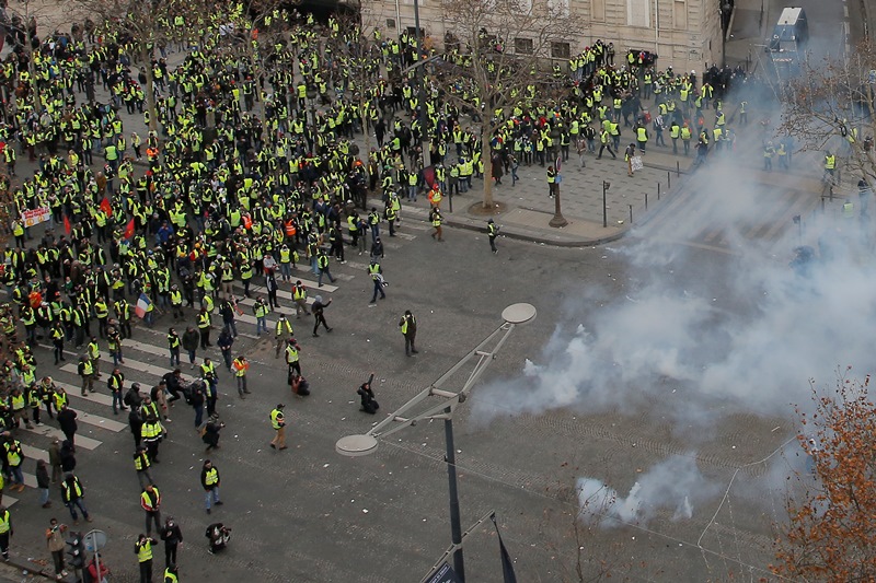 Γαλλία: Τα «Κίτρινα Γιλέκα» εφορμούν στο πολιορκημένο Παρίσι  – Τραυματίες και χημικά –  Live εικόνα