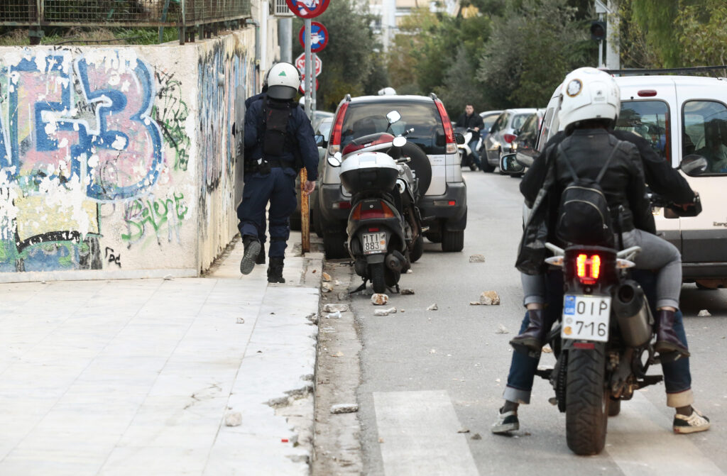 «Ντου» οπαδών χωρίς εισιτήριο και συμπλοκές με ΜΑΤ στη Νέα Σμύρνη (Photos)