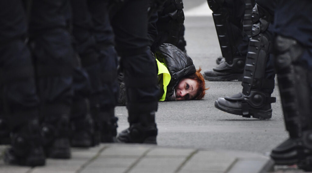«Κίτρινα Γιλέκα» κατά ευρωκοινοβουλίου στις Βρυξέλλες – 400 συλλήψεις σε 1000 διαδηλωτές! (Photos+Videos))