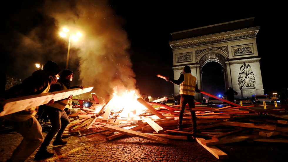 Γαλλία: Σφοδρές συγκρούσεις, 1.400 προσαγωγές και 126 τραυματίες – Εν αναμονή εξαγγελίας μέτρων εκτόνωσης από Μακρόν  (Photos+Videos)