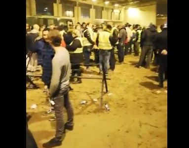 Στην έδρα της ΕΕ, οι αστυνομικοί στοίβαξαν 400 συλληφθέντες των «Κίτρινων Γιλέκων» σε στάβλο αλόγων! (Video)