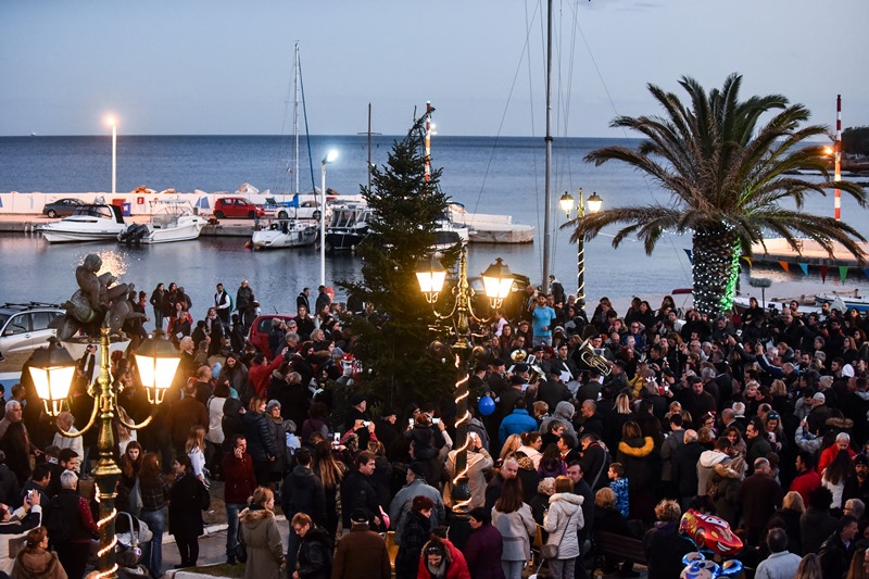 Στο Μάτι άναψε «το δέντρο της ελπίδας και της μνήμης»