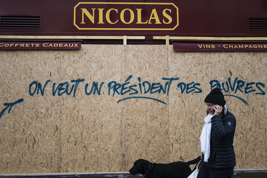 Με κομμένη την ανάσα η Γαλλία περιμένει την αποψινή ομιλία Μακρόν