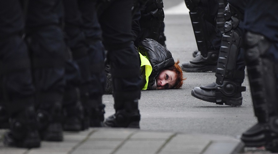 Βρυξέλλες: Συνέλαβαν διαδηλωτές και τους κράτησαν μέσα σε… στάβλους για άλογα!