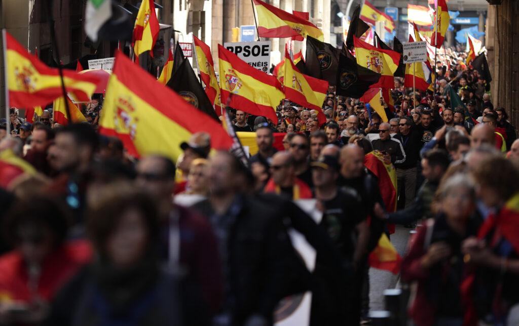 Η Μαδρίτη απειλεί να στείλει δυνάμεις στην Καταλονία για να σταματήσουν οι διαδηλώσεις