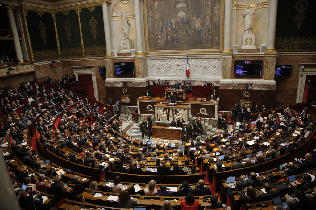 Γαλλία: Η αριστερά θα καταθέσει πρόταση μομφής για τη διαχείριση της κρίσης των «κίτρινων γιλέκων»