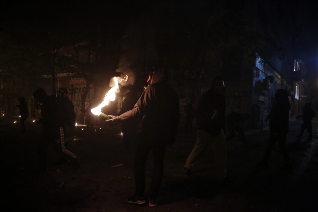 «Βροχή» μολότοφ στη βάση των ΜΑΤ στην Καισαριανή – Δείτε το Video