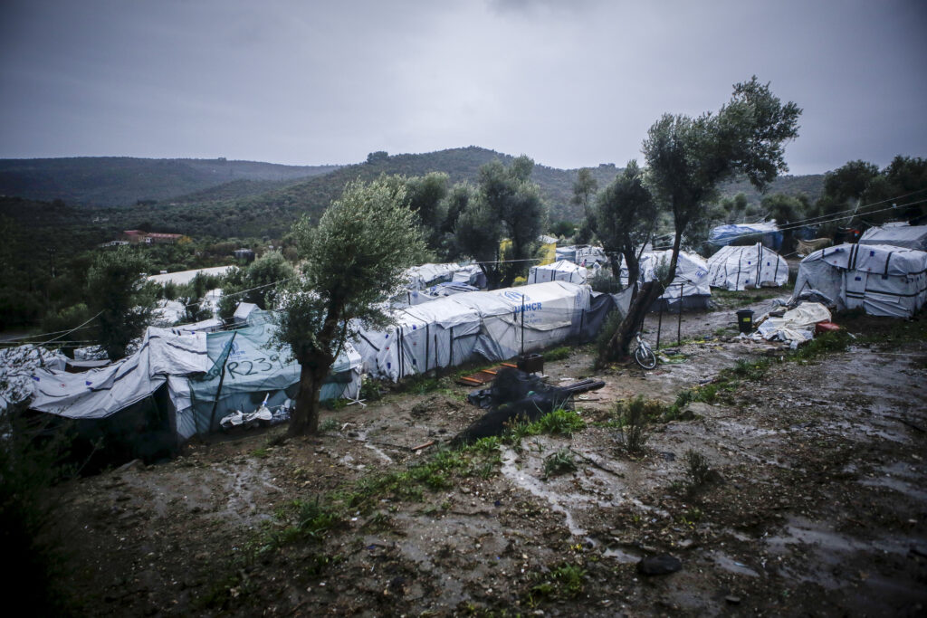 Ύποπτος φάκελος και στη Μόρια – Εκκενώθηκε το Κέντρο Υποδοχής