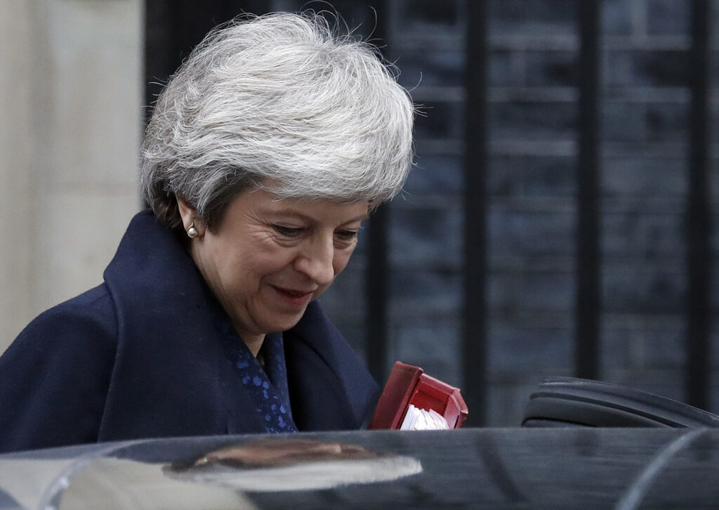 Πρόταση μομφής κατά της Μέι: Σηκώνει το γάντι η Βρετανίδα πρωθυπουργός – Την στηρίζουν 158 βουλευτές (Video)