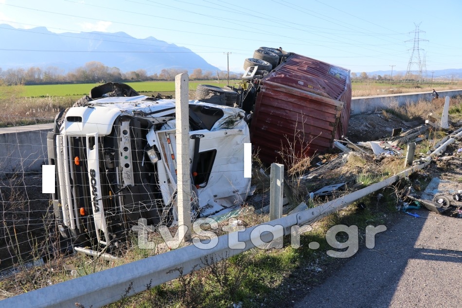 Νταλίκα «τούμπαρε» στην Εθνική Οδό Αθηνών-Λαμίας – Σώος και αβλαβής ο οδηγός (Photos)