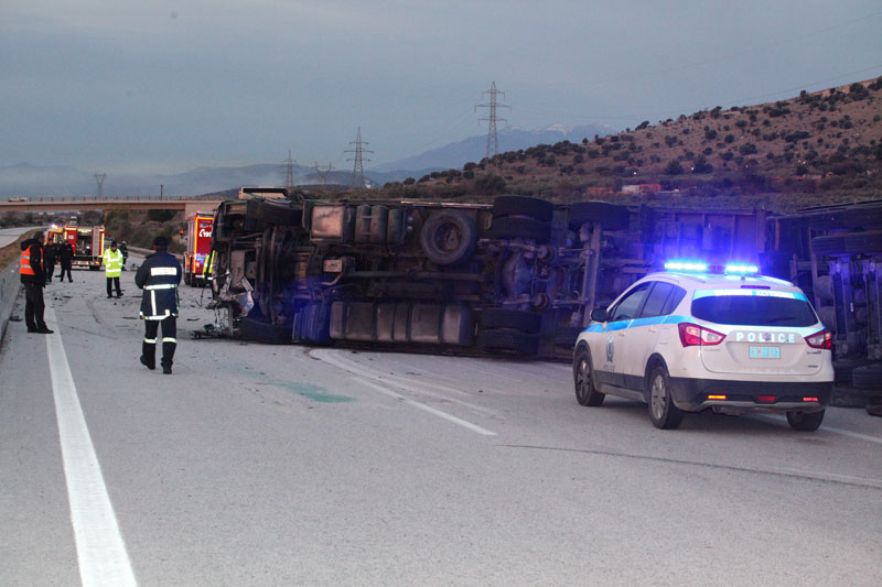 Καβάλα: ΙΧ με πρόσφυγες καρφώθηκε σε ντελαπαρισμένη νταλίκα – Βρήκαν φριχτό θάνατο (PHotos)