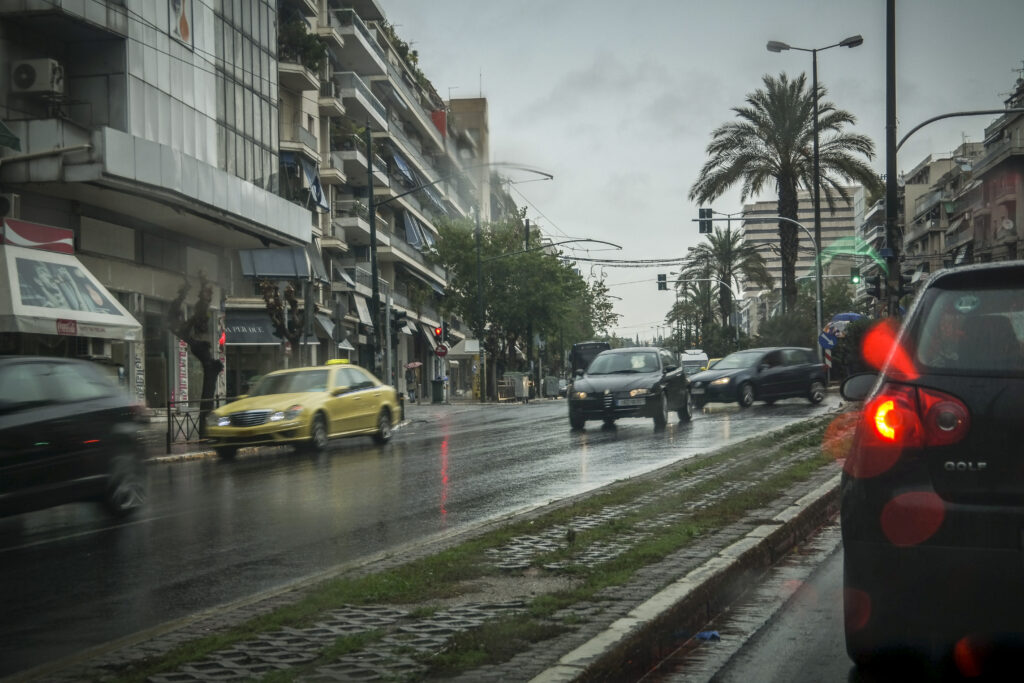 Αυξημένη κίνηση στους δρόμους της Αττικής λόγω της βροχής