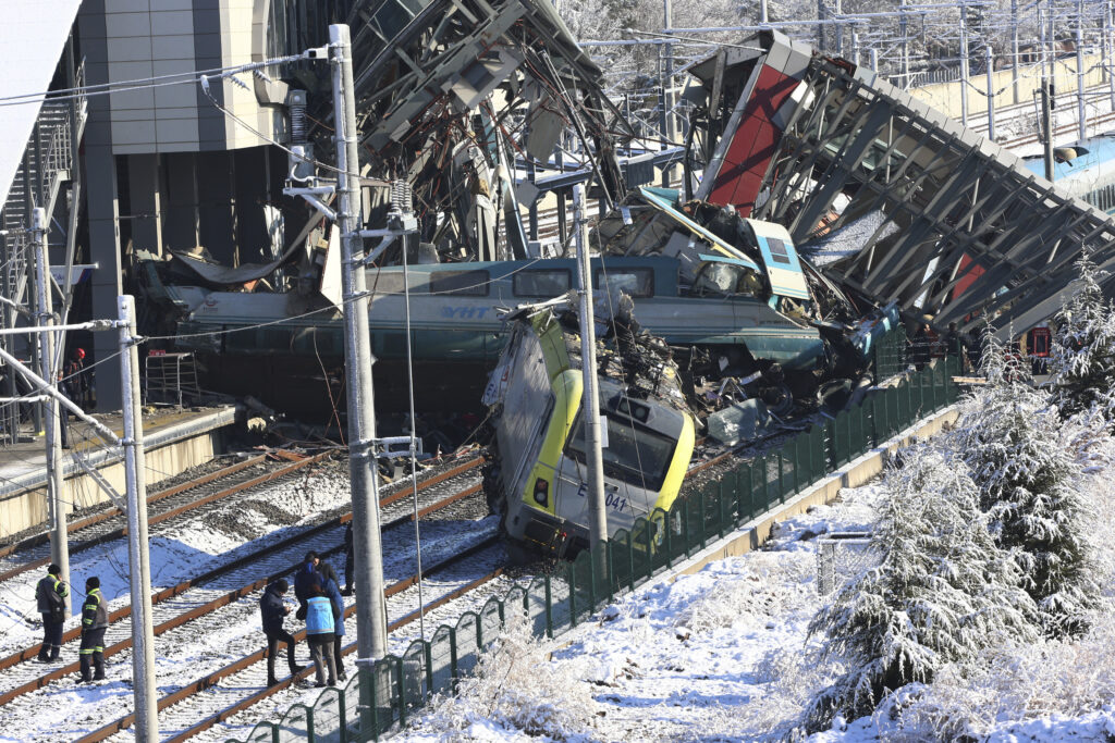 Drone καταγράφει το σιδηροδρομικό δυστύχημα στην Τουρκία – Εννέα νεκροί και δεκάδες τραυματίες (Video + Photos)